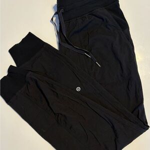 Lululemon Athletica Street to Studio Cropped Joggers 25”